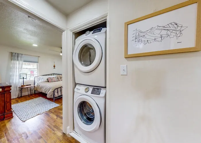 Charming Downtown Bungalow - King Bed, Office