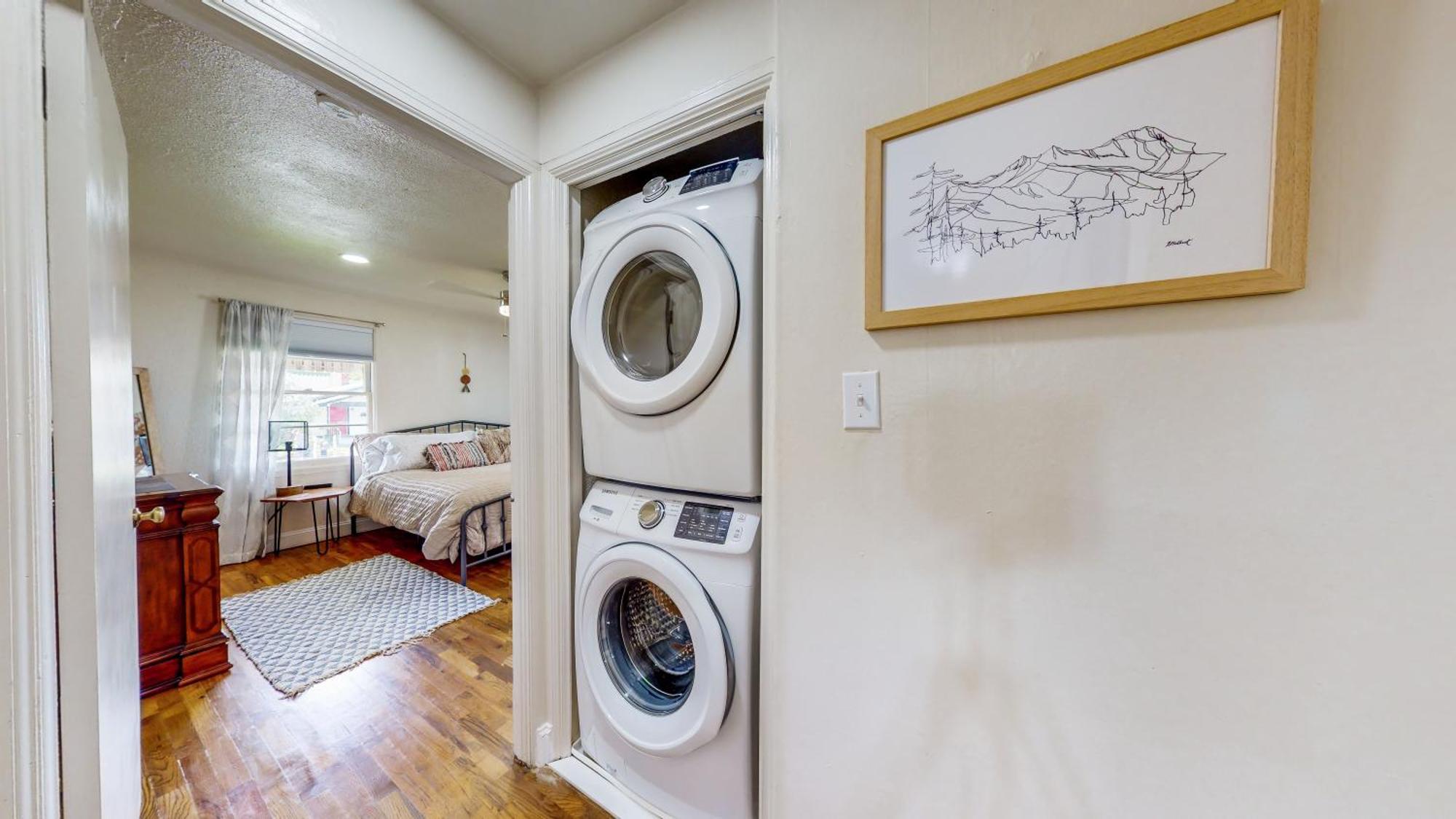 Charming Downtown - King Bed, Office Apartment Twin Falls