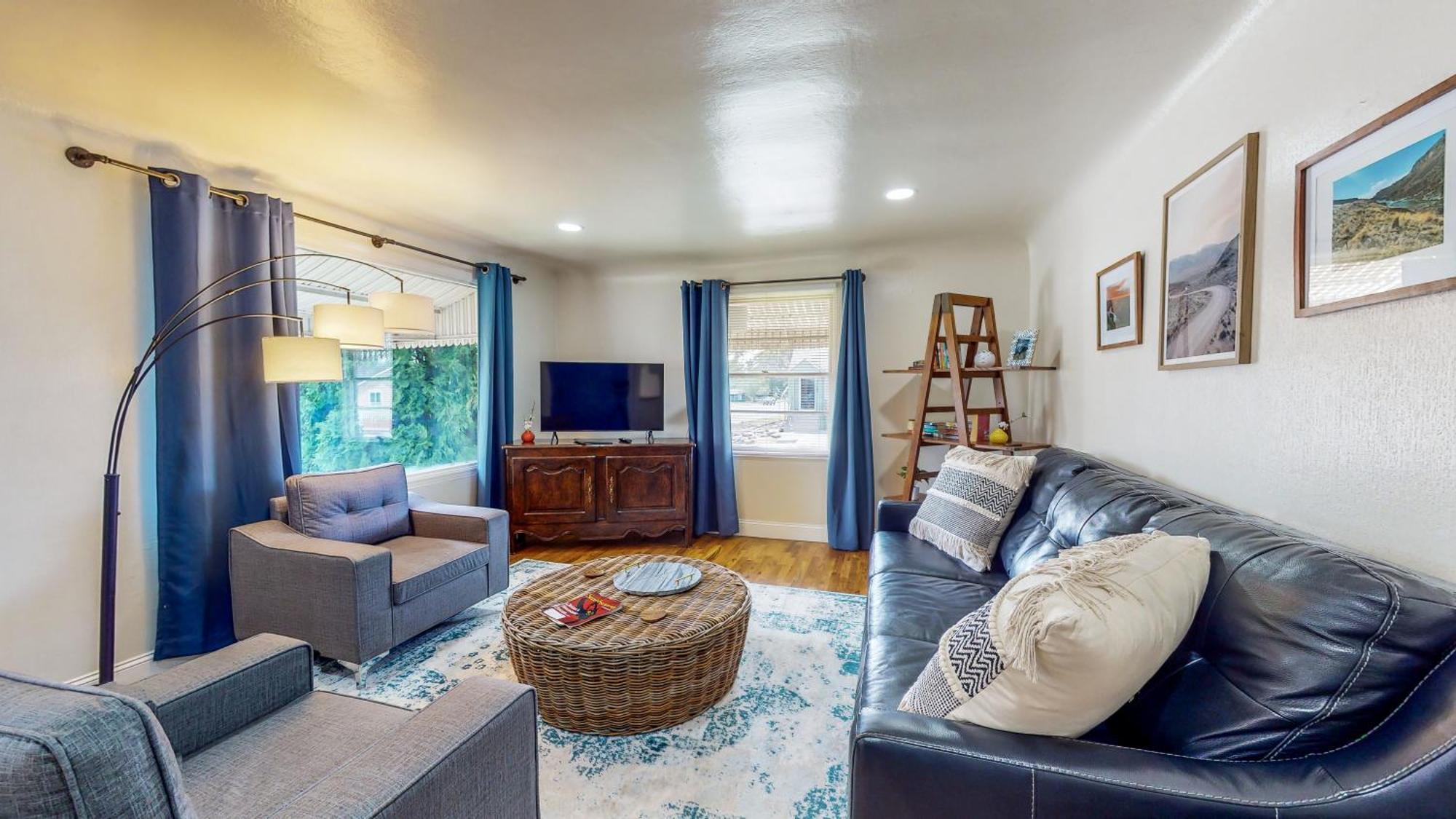 Charming Downtown - King Bed, Office Apartment *