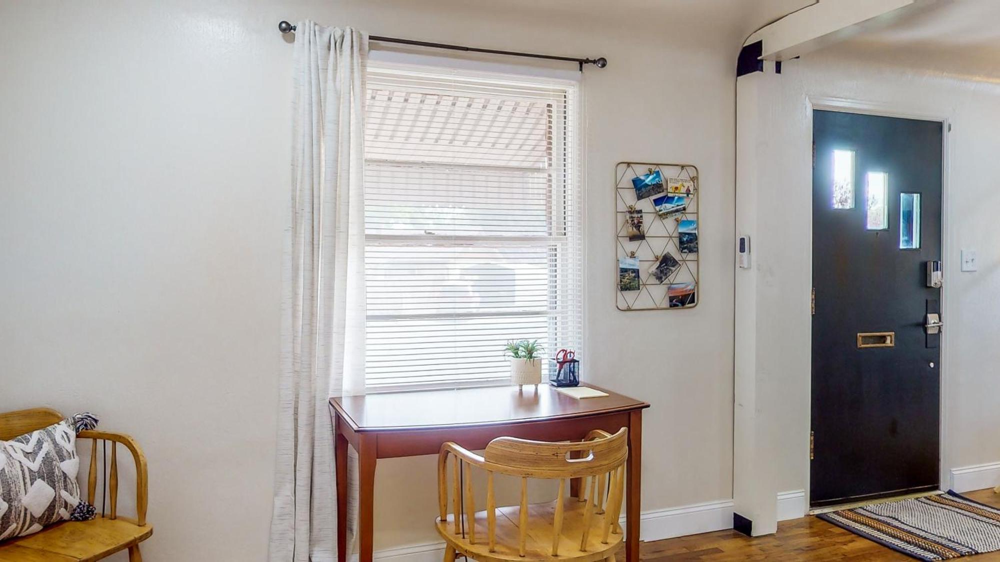 Charming Downtown - King Bed, Office *