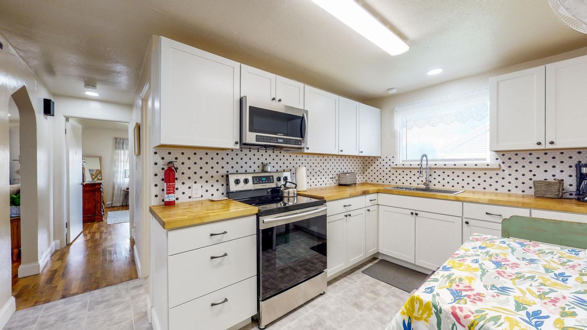Charming Downtown - King Bed, Office Apartment Twin Falls